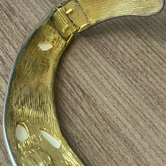 Rare vintage Kenneth Jay Lane hinged bib collar necklace gold tone white enamel - Picture 4 of 10